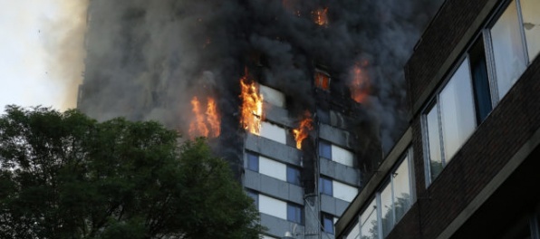 Úrady nebudú trestne stíhať ľudí, ktorí nelegálne bývali v Grenfell Tower