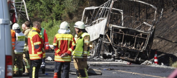 Aktualizované: Časť diaľnice A9 uzavreli, autobus narazil do nákladiaka a začal horieť