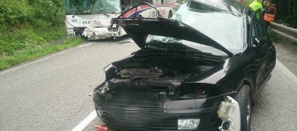 Foto: Autobus sa pri Spišskej Novej Vsi zrazil s tromi autami, nehodu neprežila jedna osoba