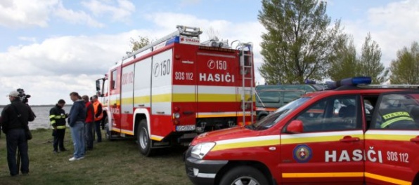 V Rusovciach horí unimobunka, požiar hasí 12 hasičov