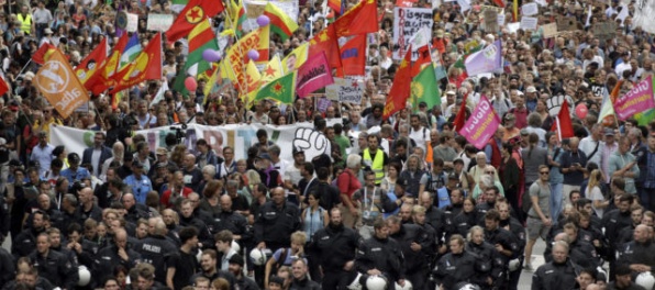 Pri protestoch proti summitu G20 zadržali muža, laserom oslepoval pilotov helikoptéry