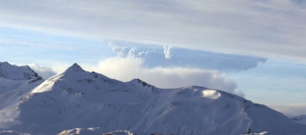 Aljašku zahalili tmavé mraky, sopka Bogoslof opäť chrlila popol