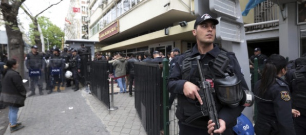 Turecká polícia zatkla vyše 40 ľudí, údajne sú napojení na Fethullaha Gülena