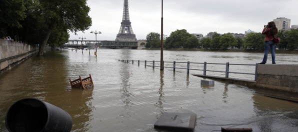 Video: Paríž zasiahli rekordné zrážky, viaceré stanice metra nefungovali