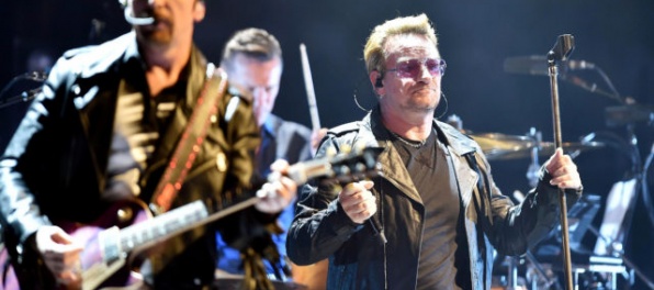 My Íri sme imigranti, citoval Bono Vox zavraždenú političku Jo Coxovú, na koncerte jej vzdal poklonu