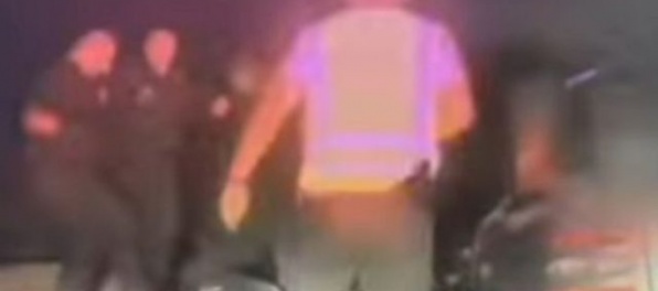 Policajti, ktorí brutálne dokopali postrelené dievča, za mreže nepôjdu