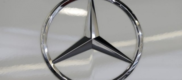 Poriadne opitý vodič Mercedesu vrazil do stĺpa, skončil v policajnej cele