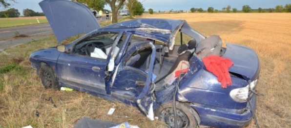 Foto: Vodič narazil autom do stromu, nehodu neprežili dvaja mladí ľudia