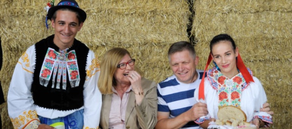 Foto: Premiér Fico sa oboznámil s priebehom žatvy na Slovensku