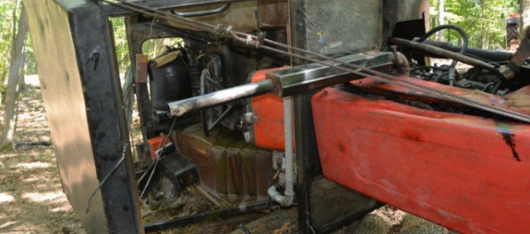 Foto: Muža zavalil traktor, spod kabíny ho museli vyslobodiť