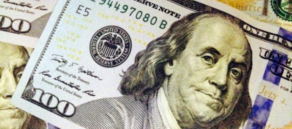 Dolár oproti spoločnej európskej mene posilnil, kľúčová úroková sadzba sa má zvyšovať