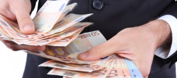 Podvodníci obrali dôchodkyňu o 2000 eur, priniesli jej tekutinu na tetovanie pre syna