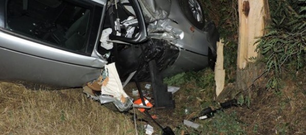 Foto: Vodič náraz do stromu neprežil, spolujazdkyňa skončila v nemocnici