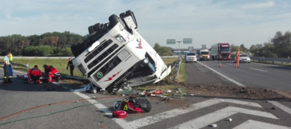 Foto: Na privádzači diaľnice D2 sa prevrátil kamión, vodič ostal zakliesnený v kabíne