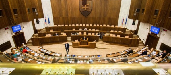 Poslanci od januára strávili v parlamente 40 dní, celkovo im vyplatili vyše 3 133 000 eur