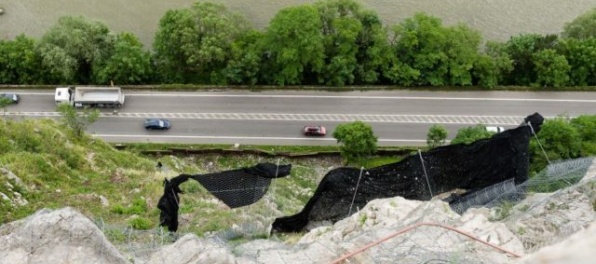 Cestu pod Strečnom úplne uzavrú, obec vyhlásila mimoriadnu situáciu