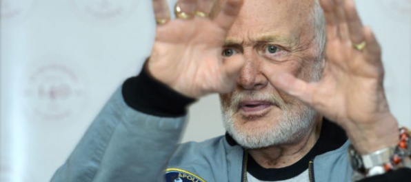 Bývalý astronaut Buzz Aldrin si pripomenul misiu na Mesiaci a rozvinul červený koberec pre Mars