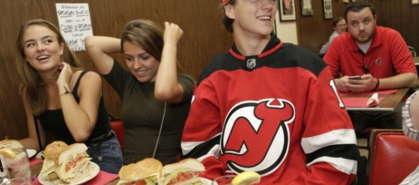 Tohtoročná draftová jednotka NHL už má zmluvu s diablami