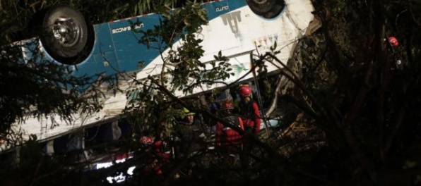 Autobus s pútnikmi sa zrútil do rokliny, cestovali do jaskynnej svätyne