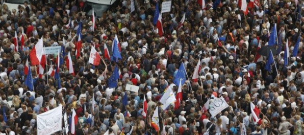 Ochránime demokraciu skandovali tisíce Poliakov, ktorí demonštrovali proti reforme súdnictva