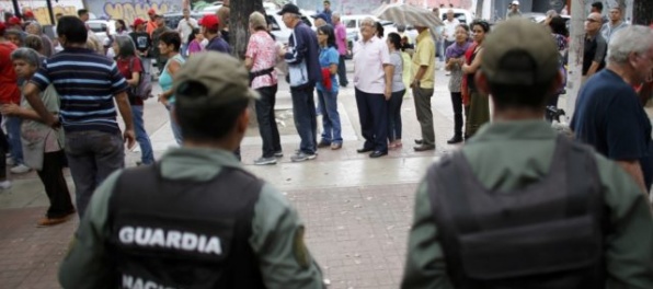 Opozičné referendum vo Venezuele skončilo smrťou, provládna skupina zaútočila na hlasujúcich