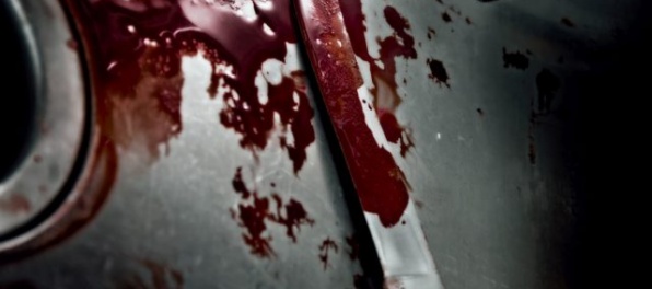 Muž po napadnutí skončil s bodnou ranou, žena so zlomenou rukou