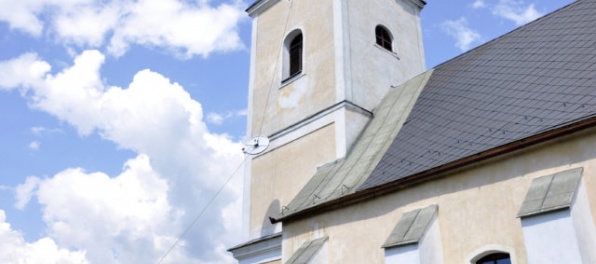 Foto: Kostol v Muránskej Dlhej Lúke má unikátne vežové hodiny