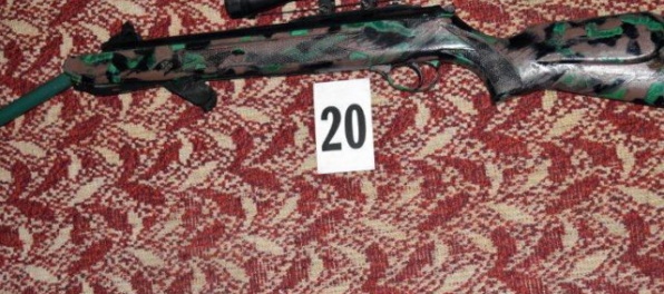 Drogy a nelegálny obchod so zbraňami, polícia vzala do väzby dvoch Myjavčanov