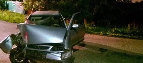 Opitá vodička narazila do stĺpa verejného osvetlenia, policajti jej namerali takmer 2 promile