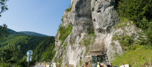 Pád stotonovej časti skalného brala pod Strečnom už rieši krízový štáb