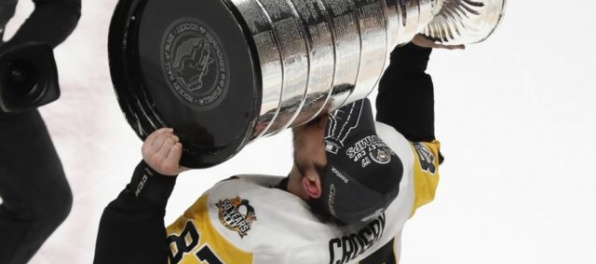 Sidney Crosby oslávi 30. narodeniny so Stanleyho pohárom, zúčastní sa veľkého sprievodu