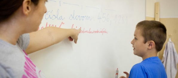 Učiteľské platy pôjdu od septembra hore, avšak dvojité zvyšovanie odmietajú, vyhlásil ZMOS