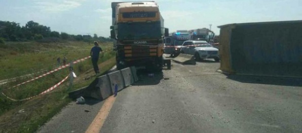 Foto: Veľká havária na D1, do prevráteného kamiónu narazilo päť vozidiel (aktualizované)