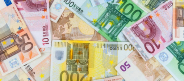 Euro posilnilo oproti doláru, americká mena oslabila aj voči jenu