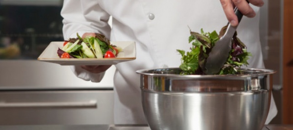 Školy produkujú stovky absolventov v odbore kuchár, v praxi sa uplatní iba málo z nich
