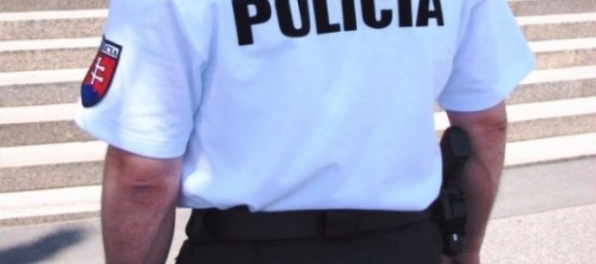 Policajti objasnili dve lúpeže, žena nalákala mužov do bytu a spolu s komplicom ich okradli