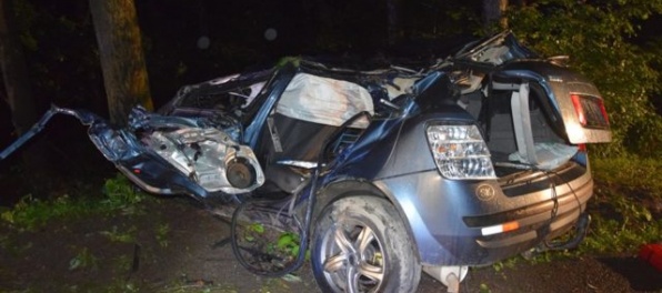 Foto: Pätnásťročný mladík narazil s autom do stromu, nehodu neprežila 17-ročná Adriana