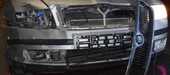 Polícia pátra po svedkoch nehody, pri ktorej Škoda Octavia narazila do motocykla