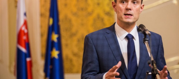 Procházka požiadal Ficovu vládu o stiahnutie svojej kandidatúry na eurosudcu