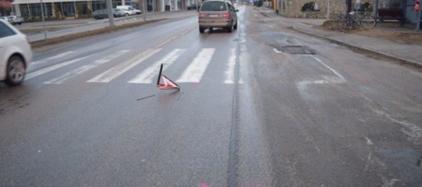 Na križovatke prešiel na červenú, zrazil chodkyňu a z miesta nehody odišiel