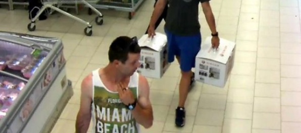 Foto: Policajti hľadajú zlodejov šijacích strojov, nasnímala ich kamera