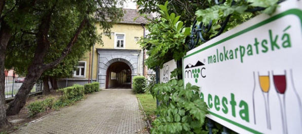 Foto: Bratislavská župa začala rekonštruovať kaštieľ v Modre