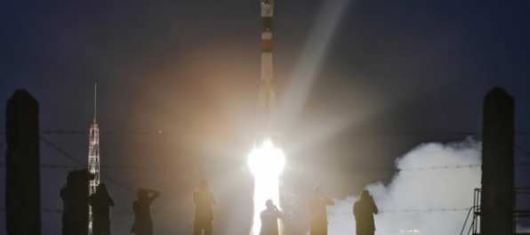 Američan, Rus a Talian letia do vesmíru, loď Sojuz poletí až k Medzinárodnej vesmírnej stanici