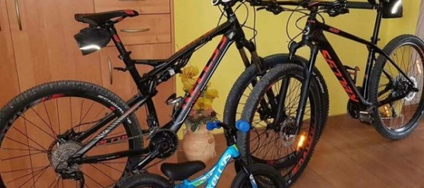 Z balkóna ukradli bicykle v hodnote 4 000 eur, polícia pátra po zlodejoch