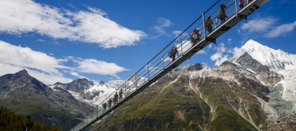 Foto: Otvorili najdlhší visutý most na svete, visí 85 metrov nad roklinou
