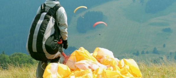 Tragický pád paraglajdistov na Donovaloch vyšetruje polícia, zahynuli inštruktor a jeho klientka