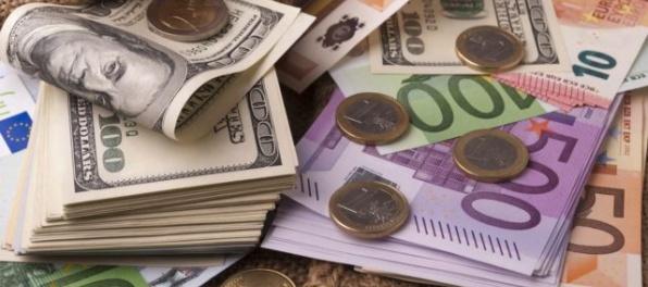 Inflácia v eurozóne zostáva utlmená, spoločná európska mena klesla voči doláru