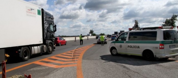 Zomrel policajt, ktorého zrazilo auto na diaľnici D2, keď po havárii riadil premávku