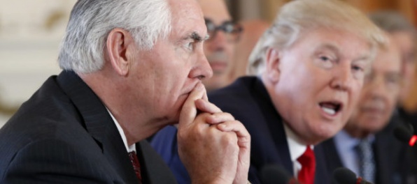 Tillerson upokojuje vzťahy USA so Severnou Kóreou, Trump však hovorí o vojne