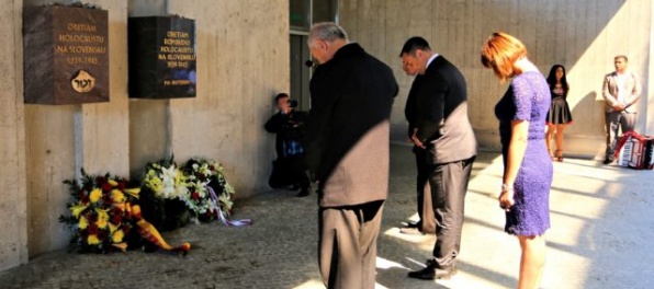 Obete rómskeho holokaustu si poslanci OĽaNO pripomenuli darovaním krvi a otvorením výstavy